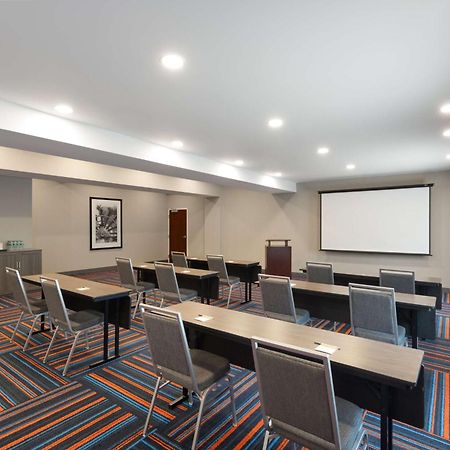 Hampton Inn & Suites Harrisburg Bagian luar foto