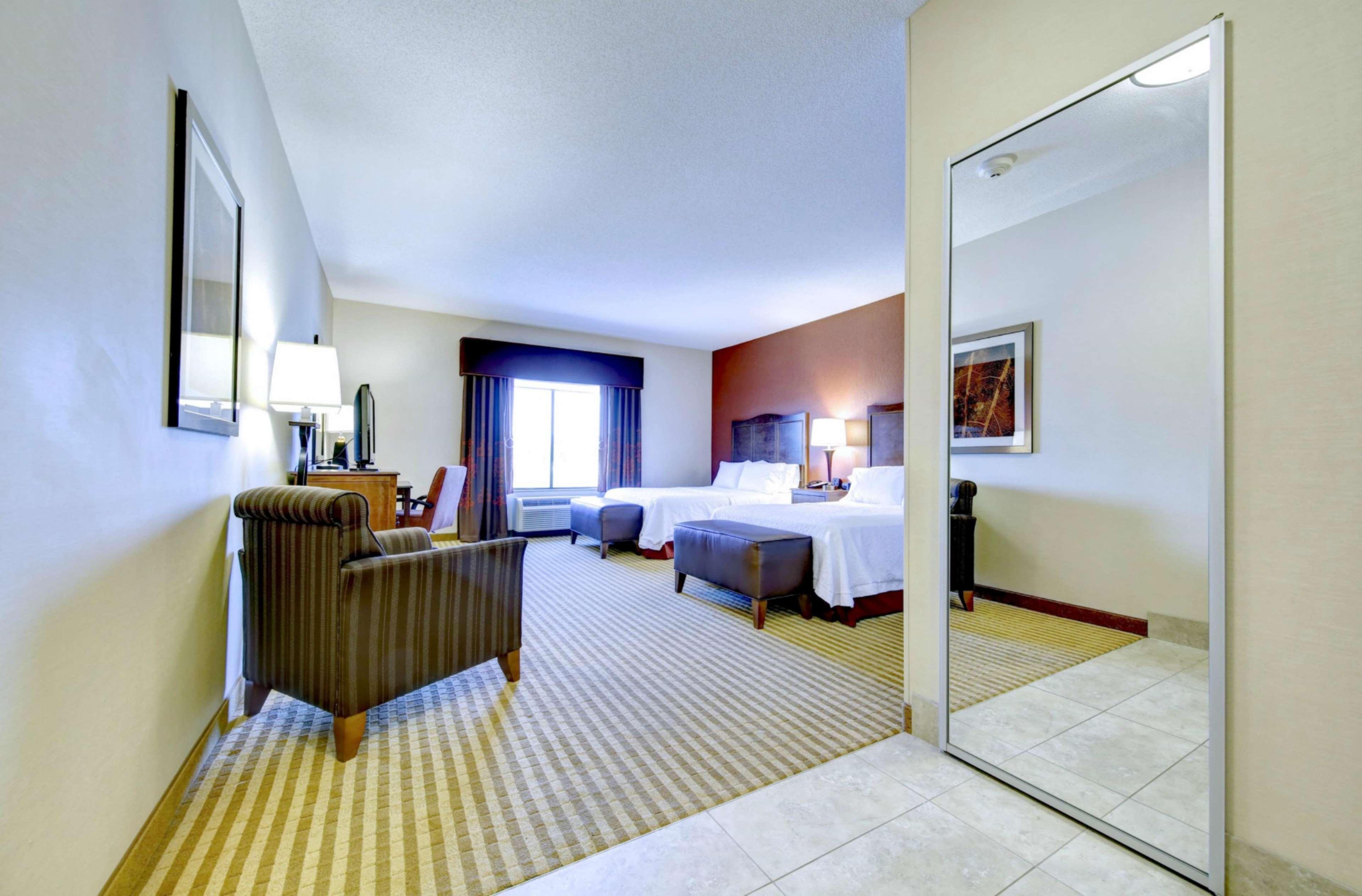 Hampton Inn & Suites Harrisburg Bagian luar foto