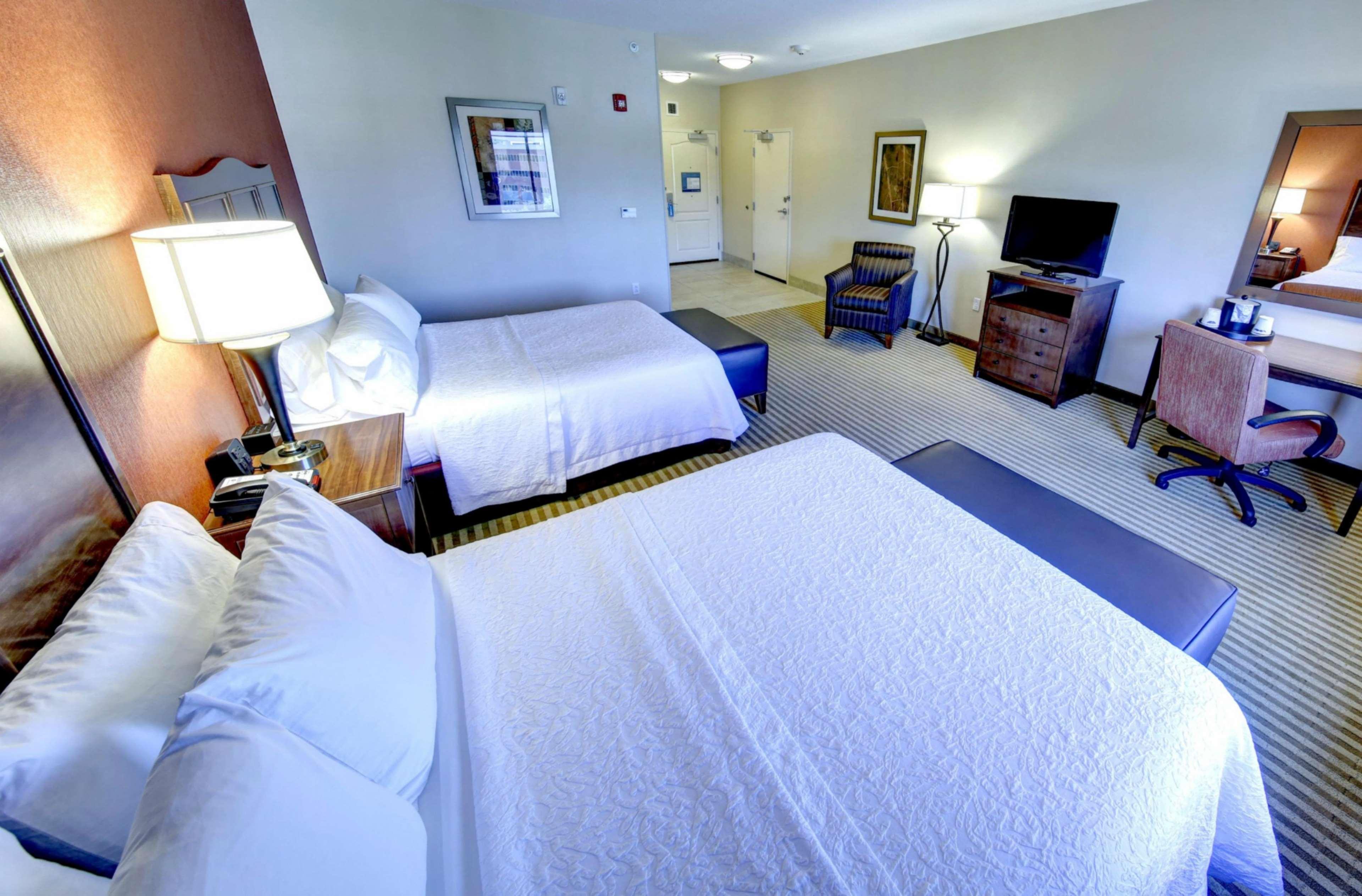 Hampton Inn & Suites Harrisburg Bagian luar foto