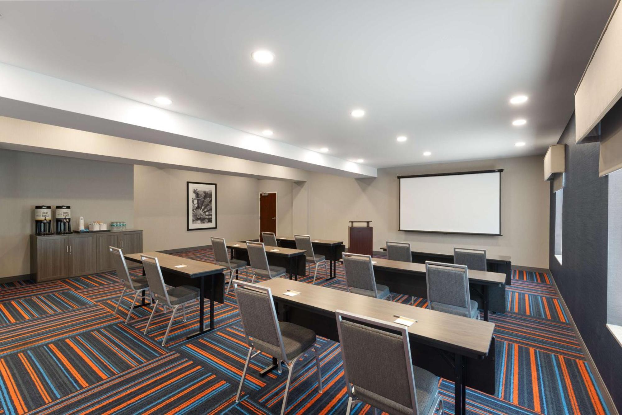 Hampton Inn & Suites Harrisburg Bagian luar foto
