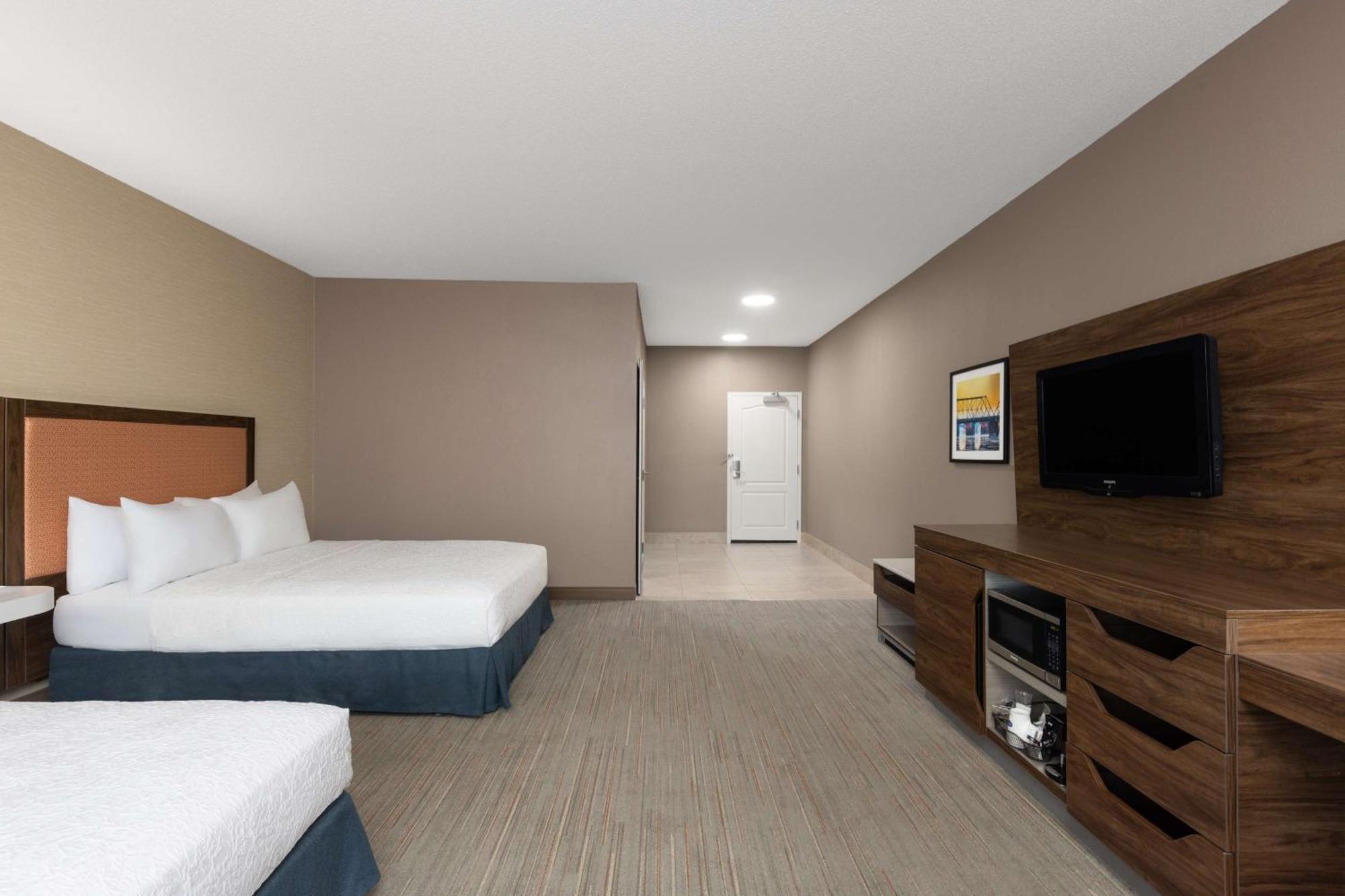 Hampton Inn & Suites Harrisburg Bagian luar foto