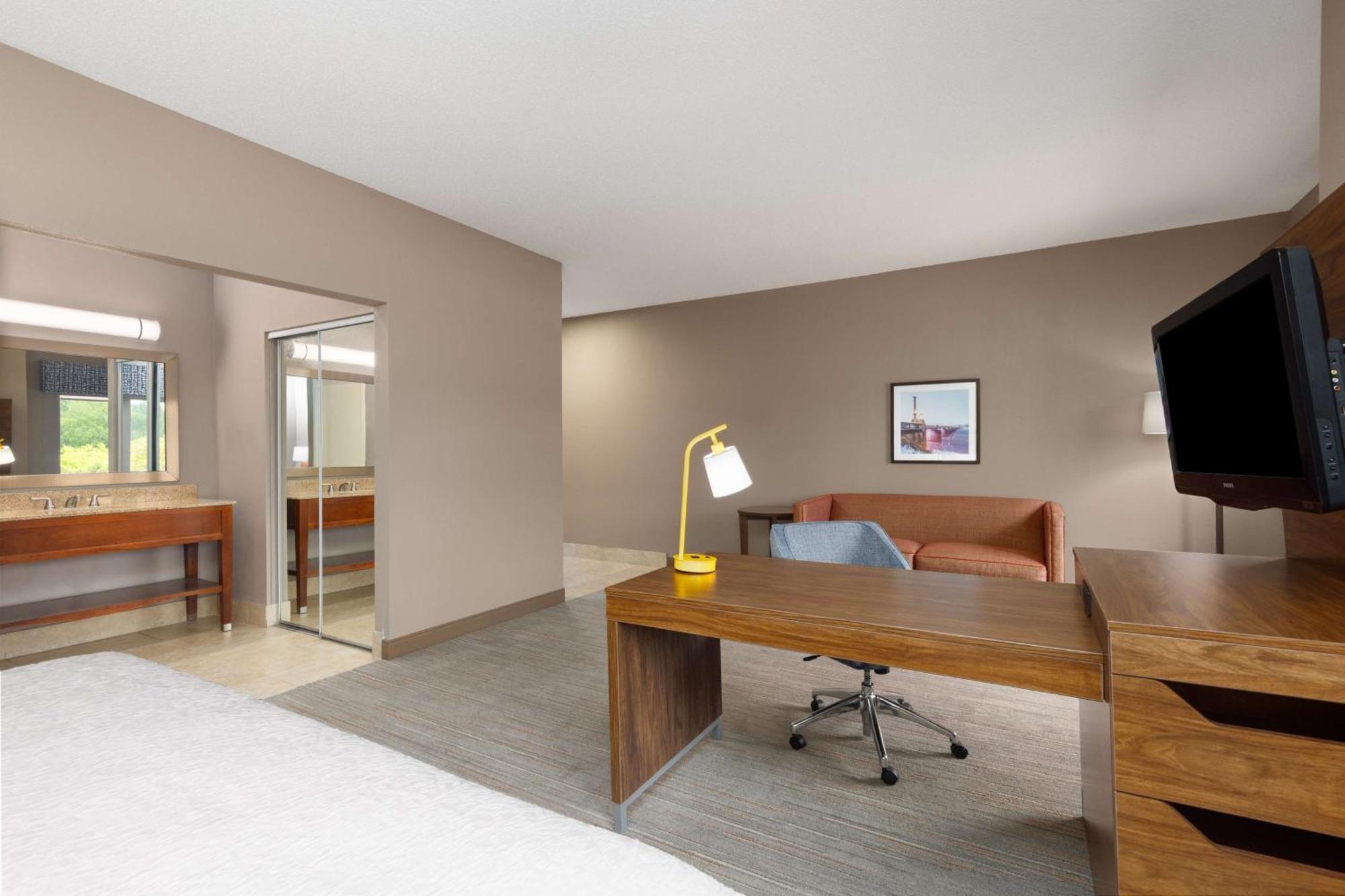 Hampton Inn & Suites Harrisburg Bagian luar foto