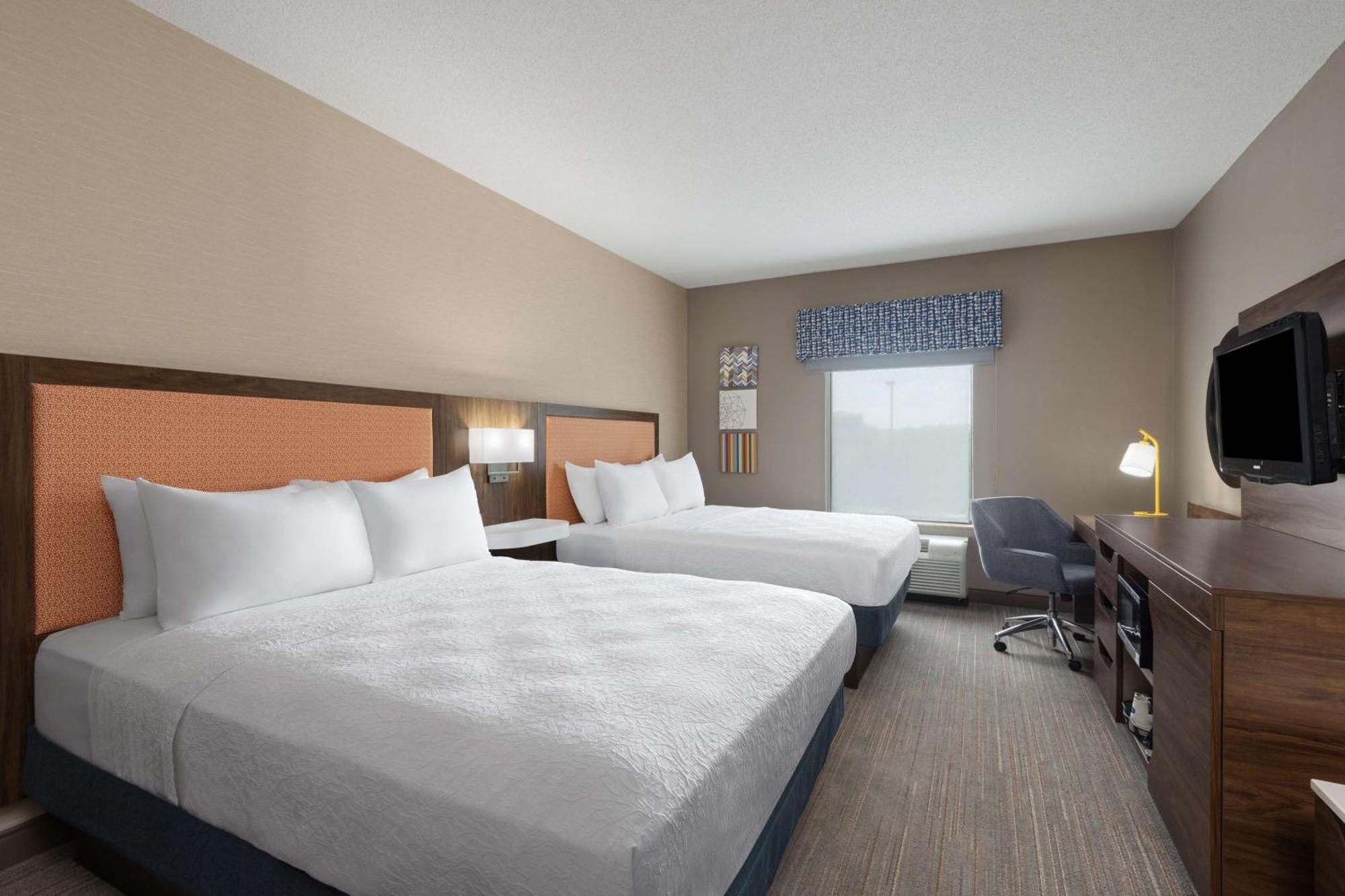 Hampton Inn & Suites Harrisburg Bagian luar foto