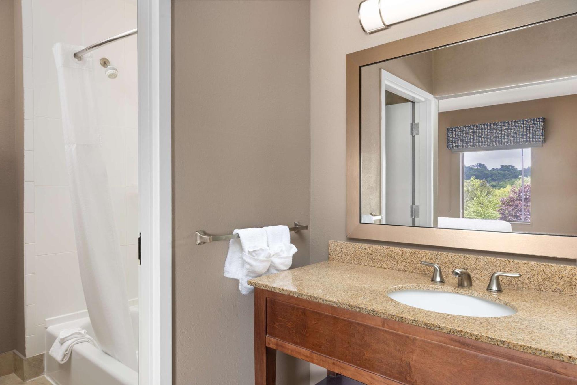 Hampton Inn & Suites Harrisburg Bagian luar foto
