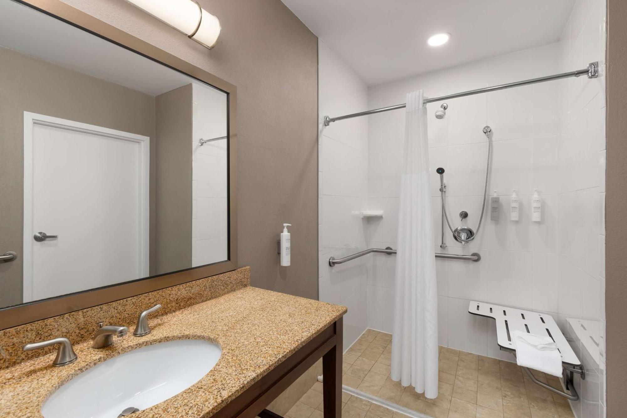 Hampton Inn & Suites Harrisburg Bagian luar foto