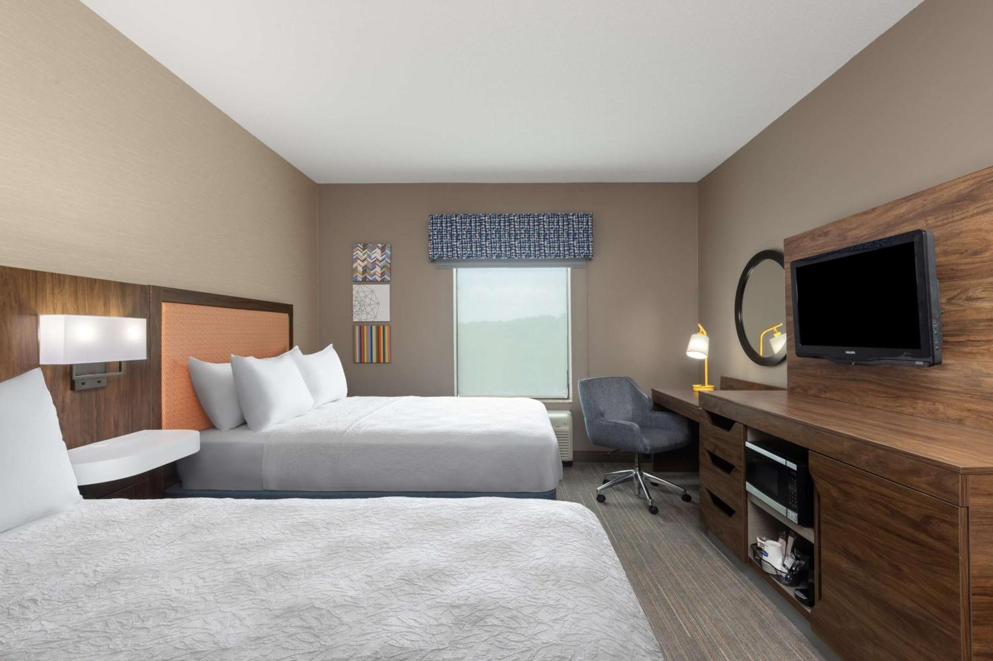 Hampton Inn & Suites Harrisburg Bagian luar foto