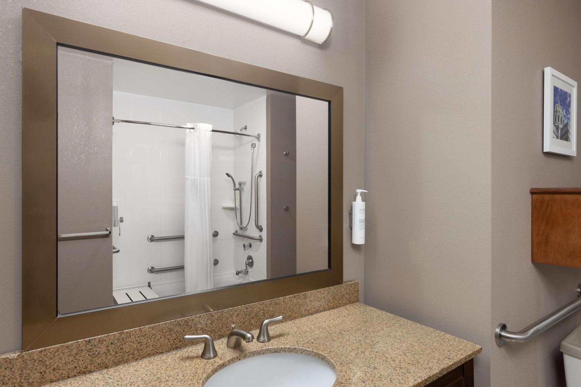 Hampton Inn & Suites Harrisburg Bagian luar foto