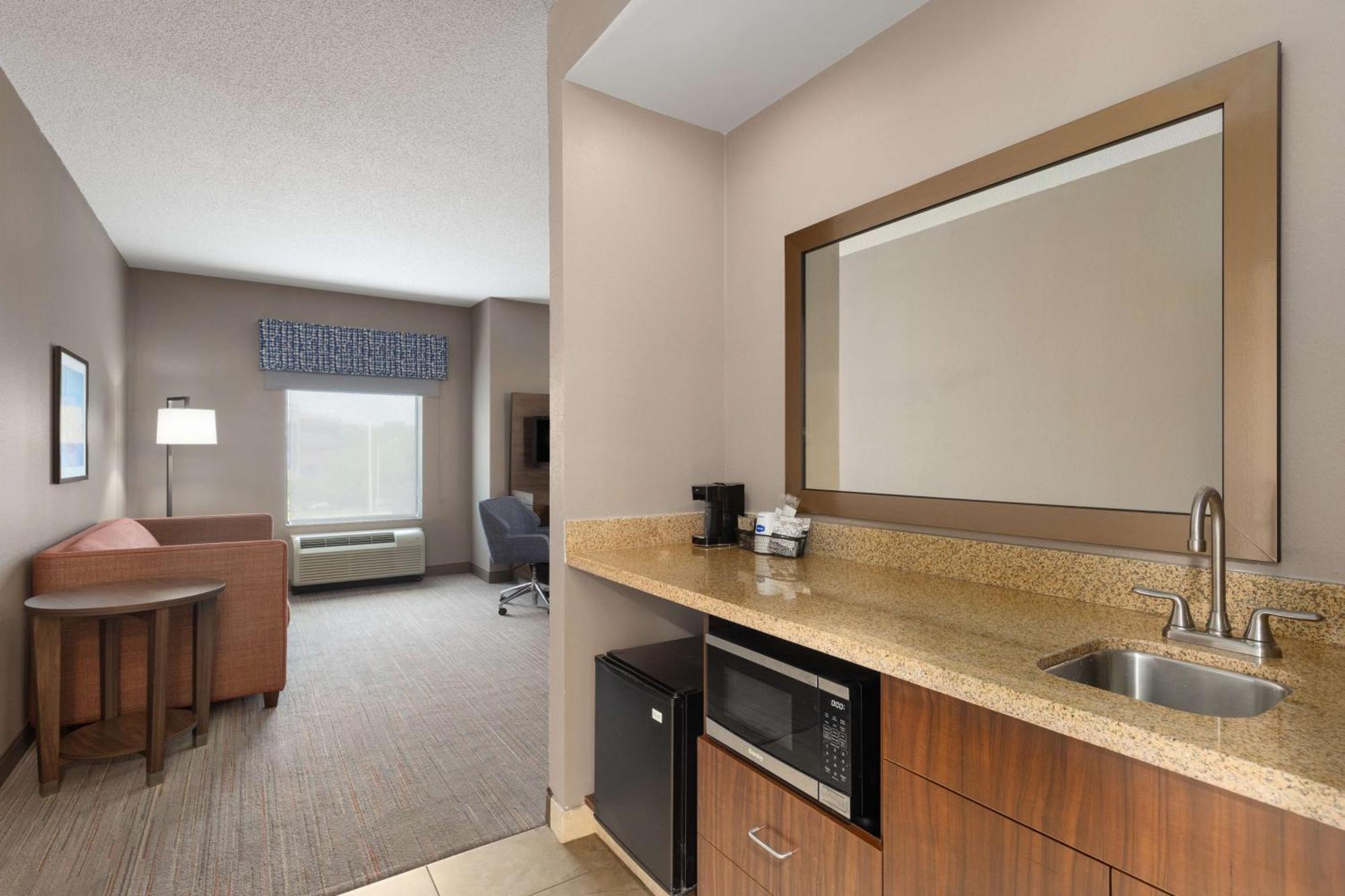 Hampton Inn & Suites Harrisburg Bagian luar foto
