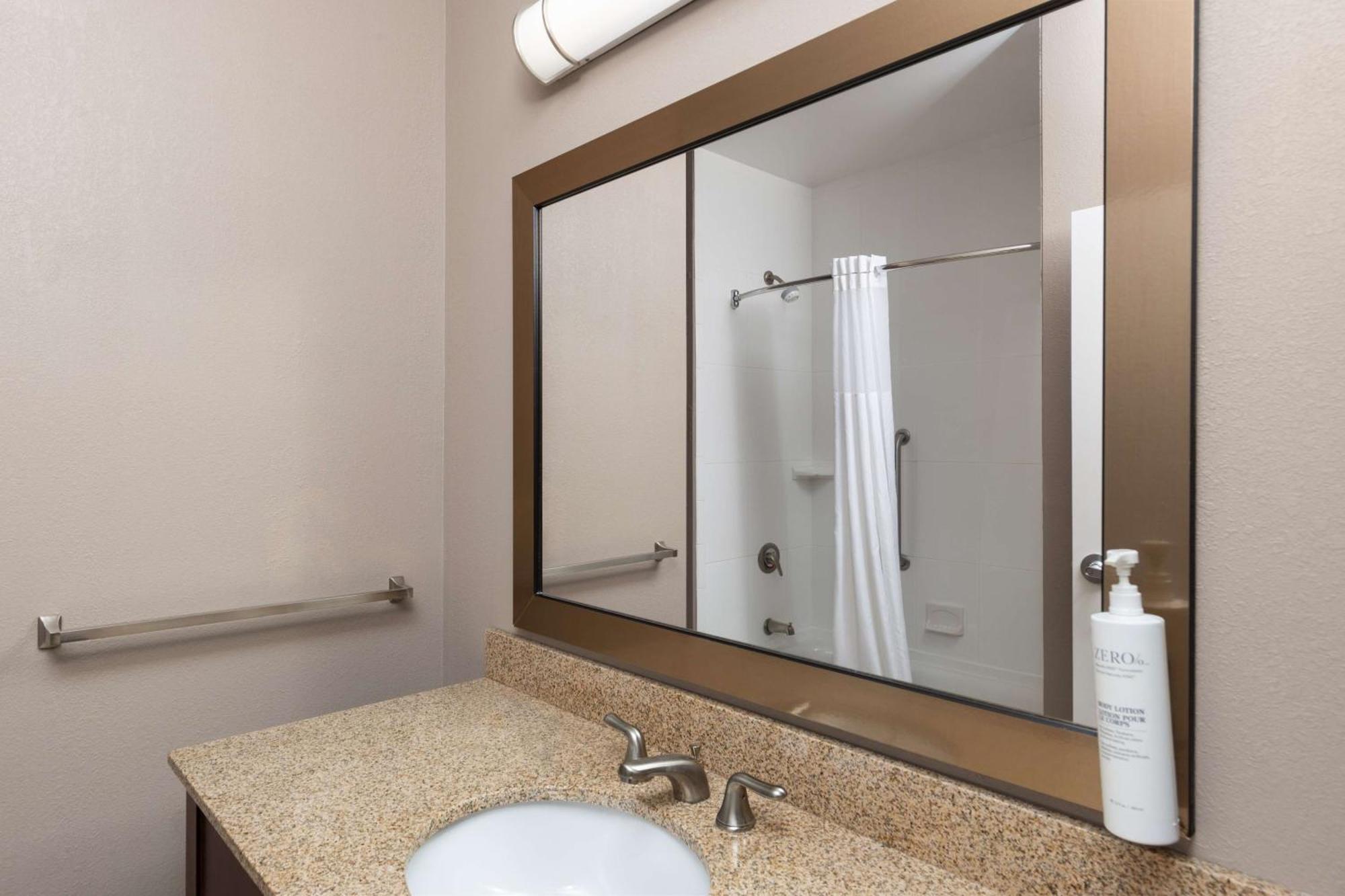 Hampton Inn & Suites Harrisburg Bagian luar foto
