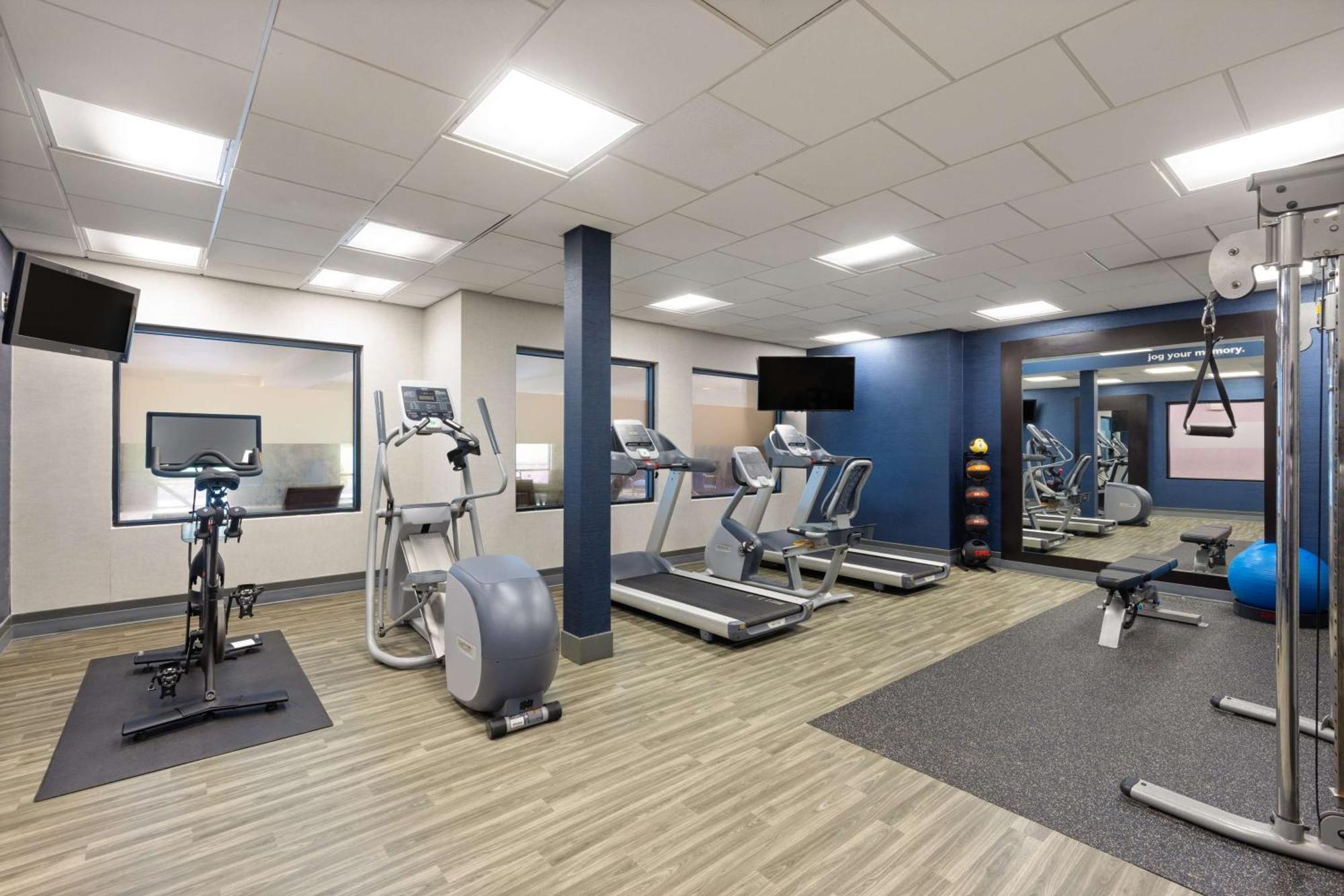Hampton Inn & Suites Harrisburg Bagian luar foto