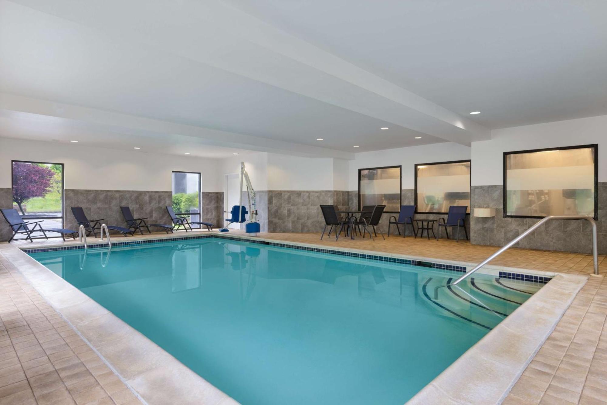Hampton Inn & Suites Harrisburg Bagian luar foto
