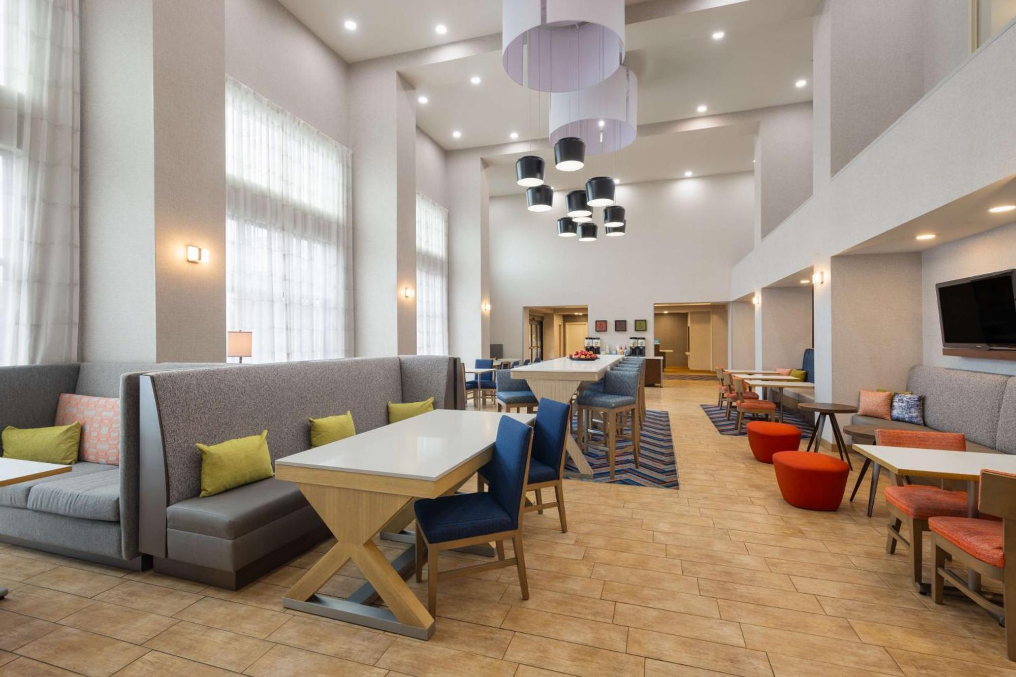Hampton Inn & Suites Harrisburg Bagian luar foto